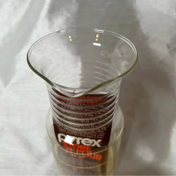 Vintage Pyrex 24oz Store‎ N Pour glass storage juice / Milk / liquid container - Picture 8 of 8
